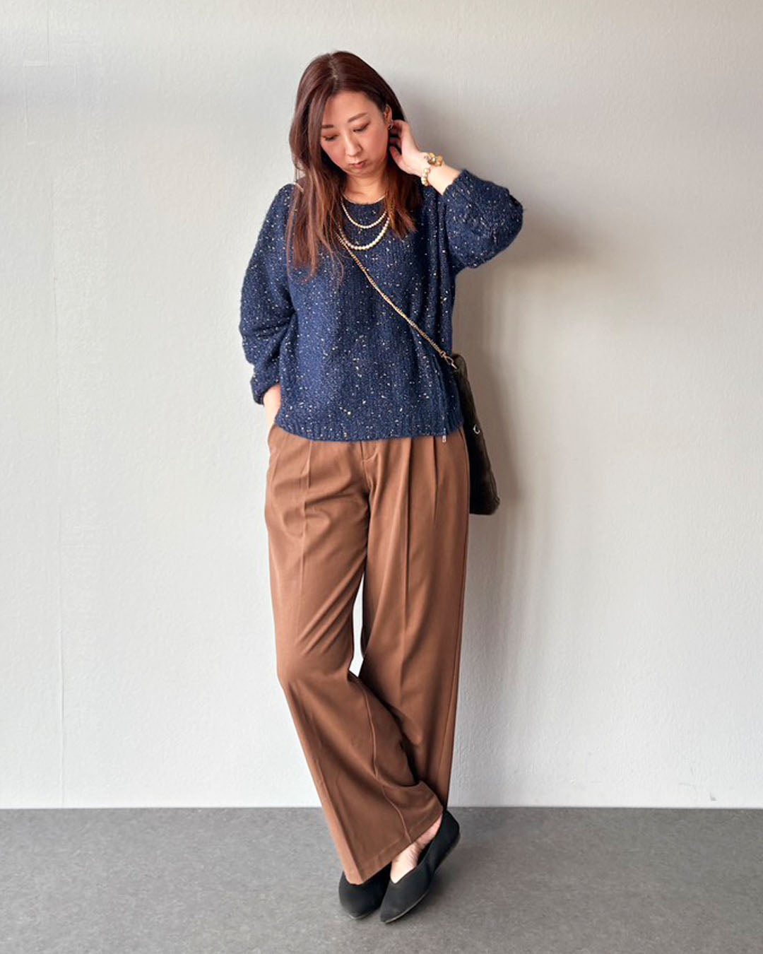 ブルー×ブラウン トレンド配色でつくる「ゆるっと上品、大人の余裕コーデ」