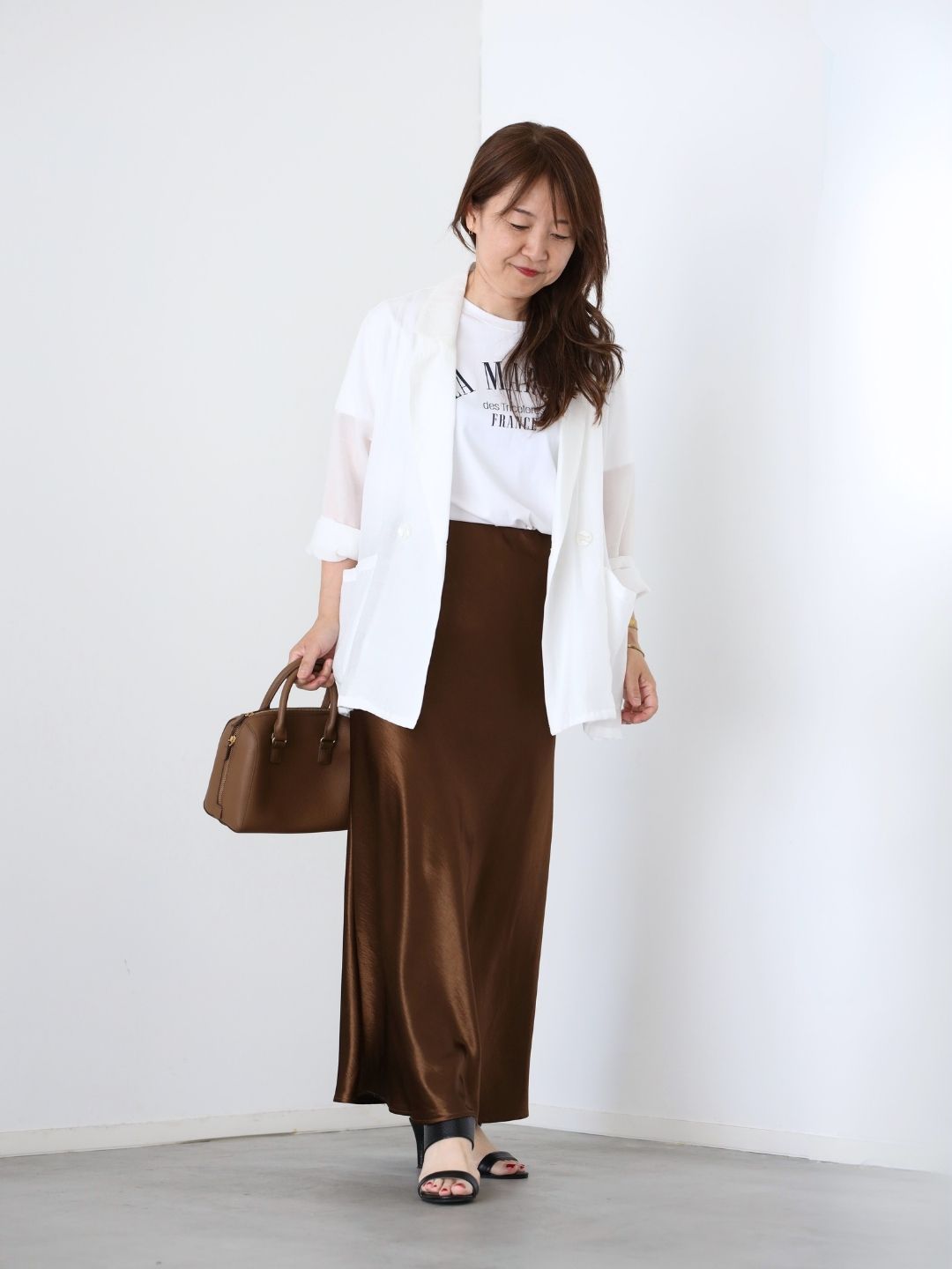 大人のお洒落感アップ!ブラウン×ホワイトコーデ