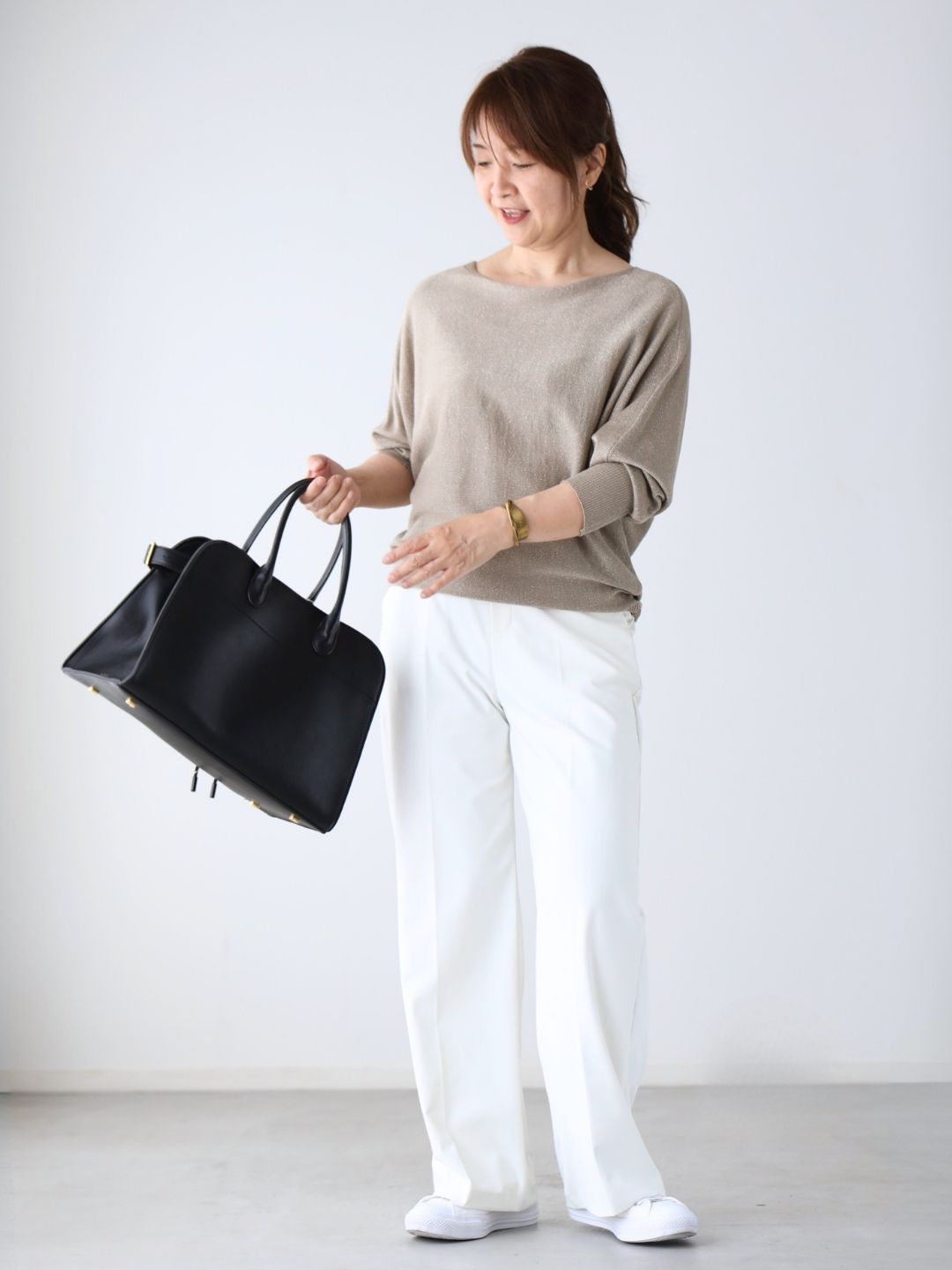 上品に洗練度アップ!ゴールドベージュのニット×洗練ホワイトパンツ