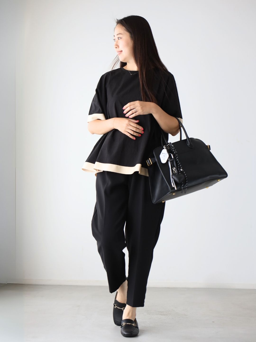 バイカラーラインをアクセントに! ブラック×ブラックのワントーンコーデ