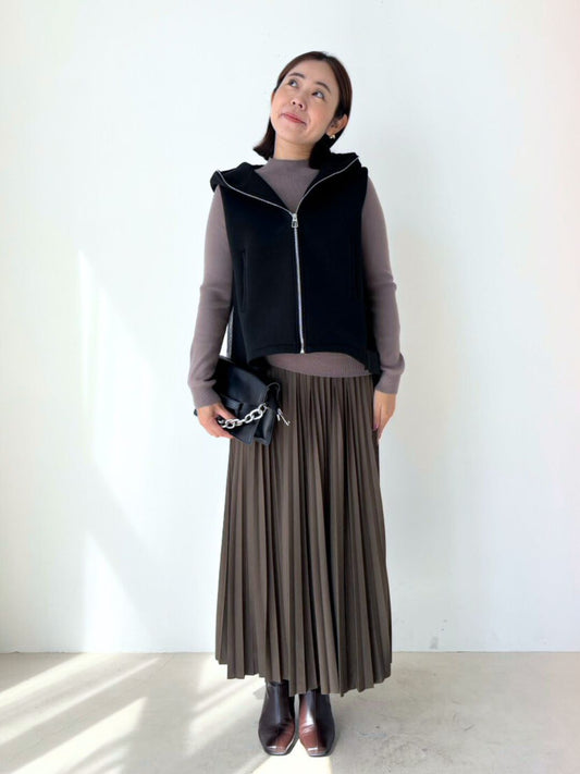 プリーツスカートが揺れる大人のカジュアルフェミニン