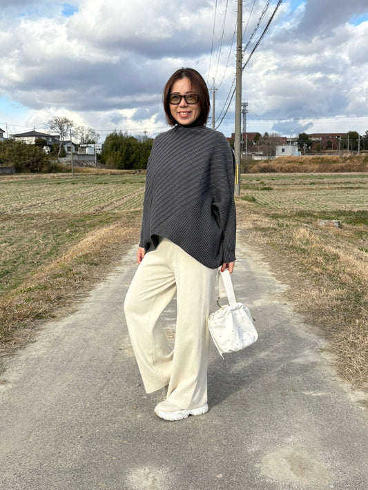 チャコール×アイボリーでつくる洗練リラックスコーデ