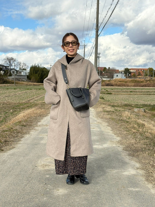 柔らかベージュアウターでつくる大人の柄ミックスコーデ