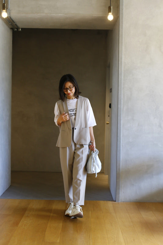 大人カジュアルに仕上げるベージュセットアップコーデ