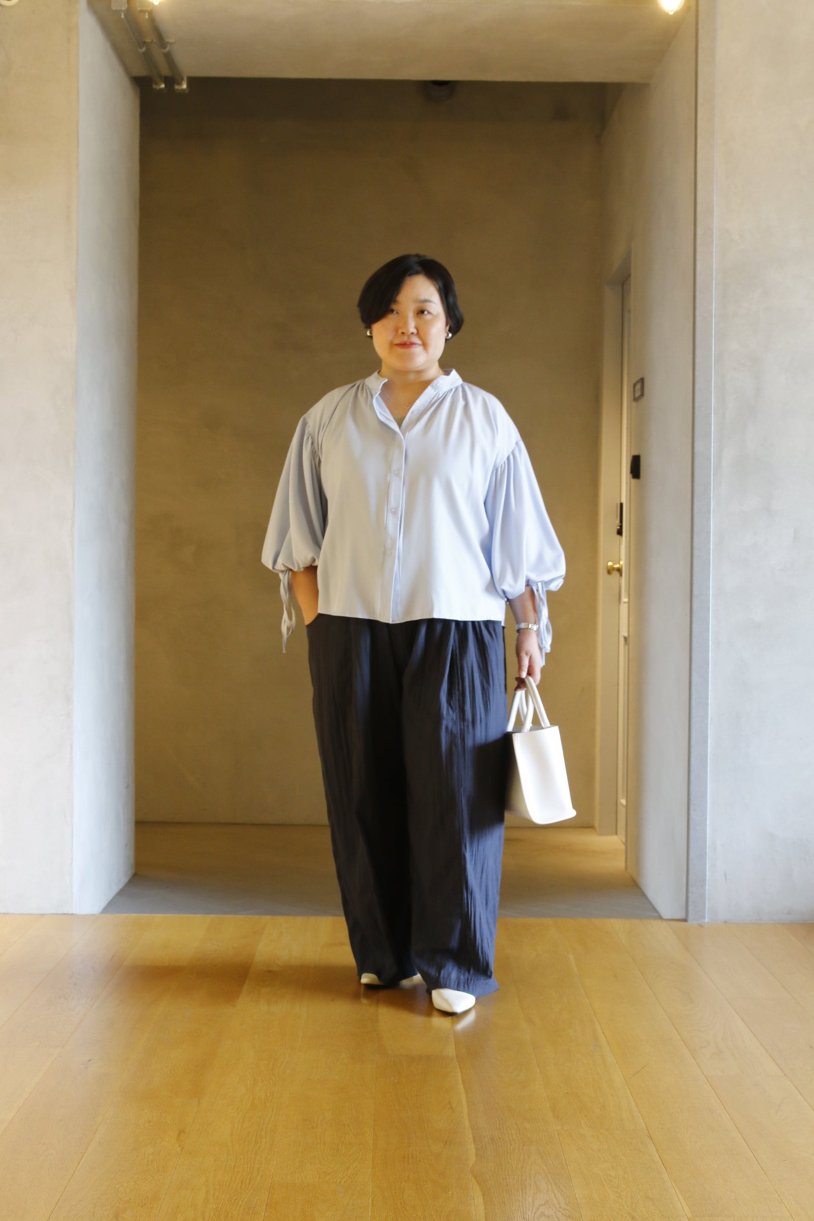 淡色×ネイビーでつくる、大人の爽やかコーデ