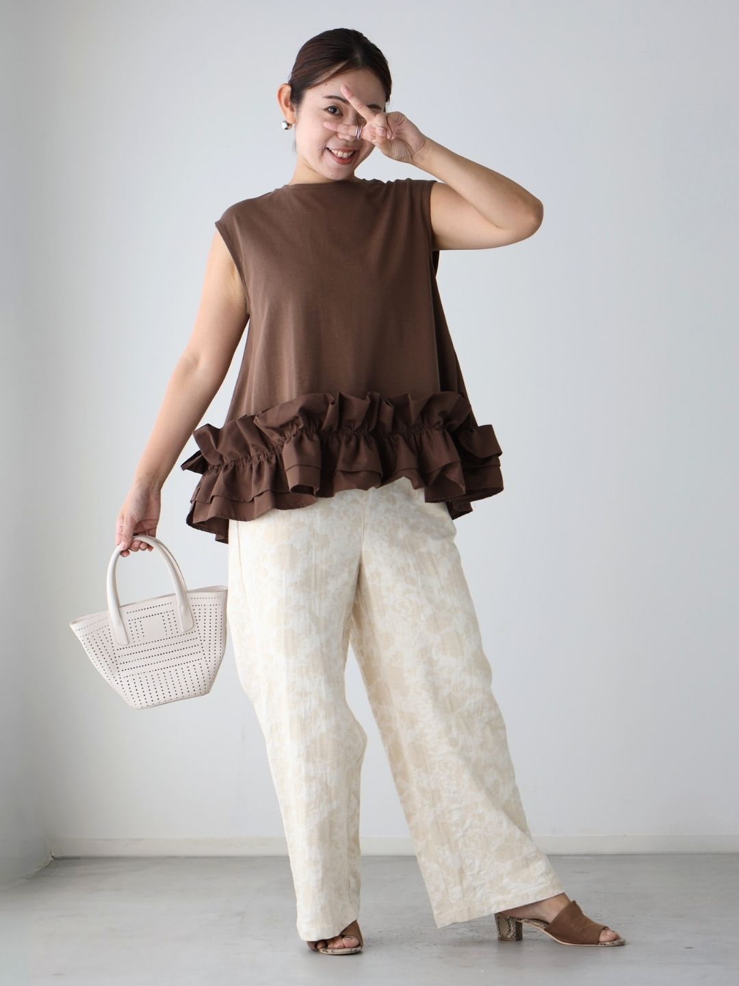 フリル裾を主役に!大人可愛さを楽しむコーデ