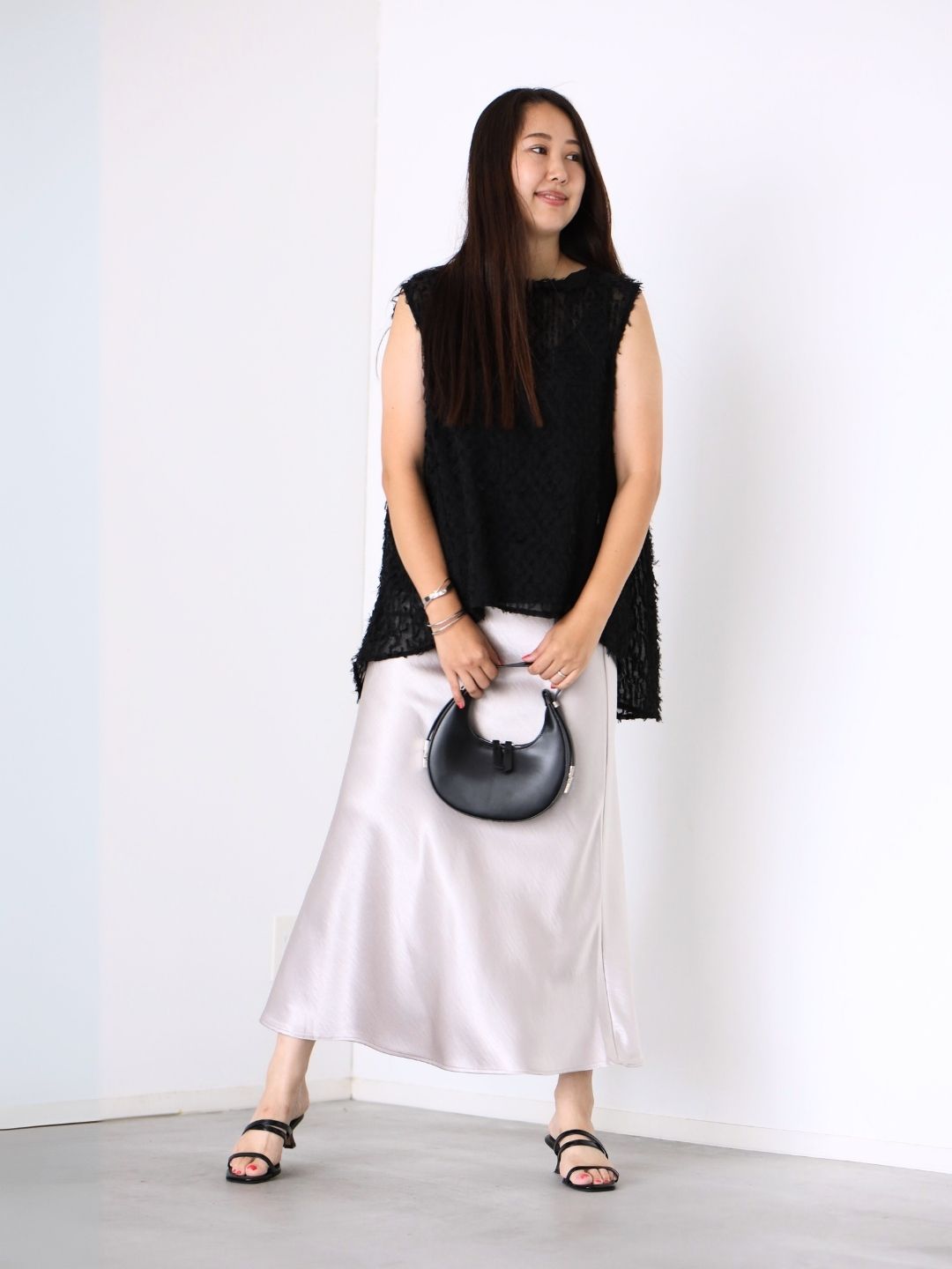 フリンジ×艶素材でつくる、軽やかモノトーン