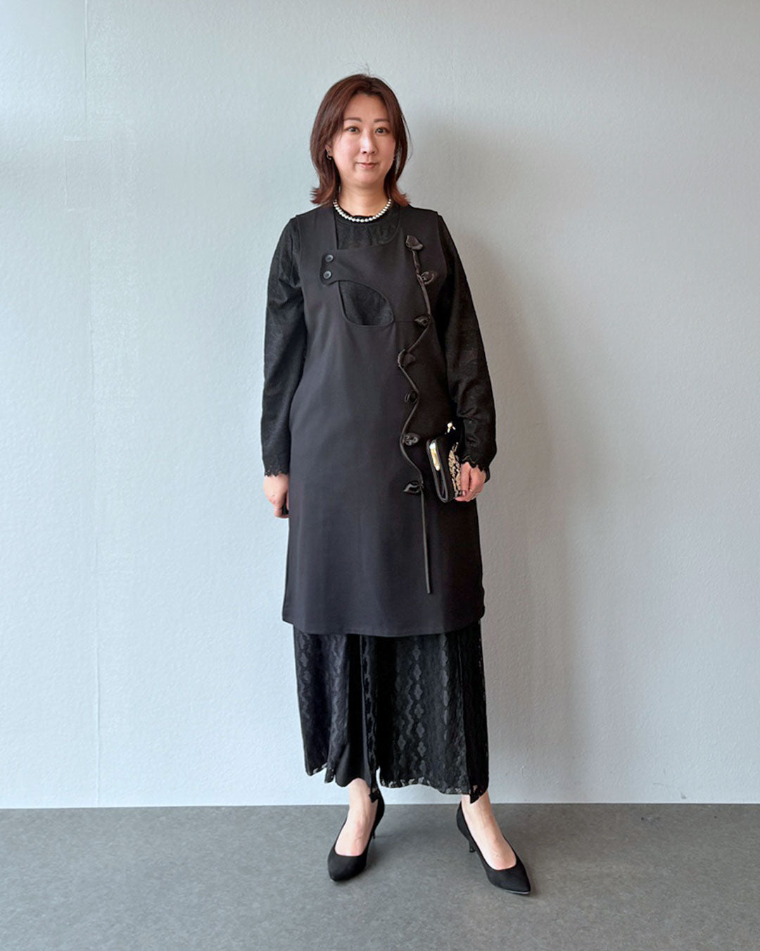 セミフォーマルにも。異素材で魅せる、ブラックレイヤードコーデ