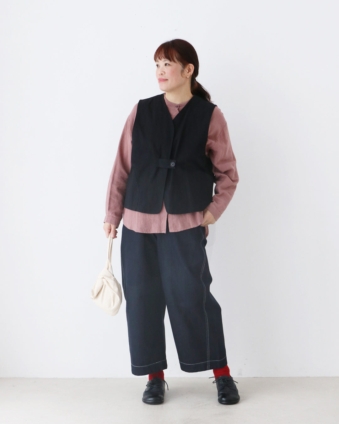 くすみピンク×ブラックのやさしい配色コーデ