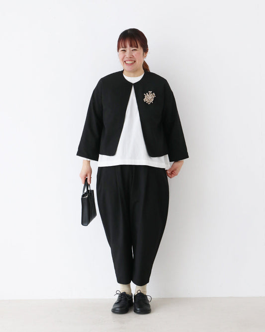 品よく整えたモノトーンのセレモニースタイル