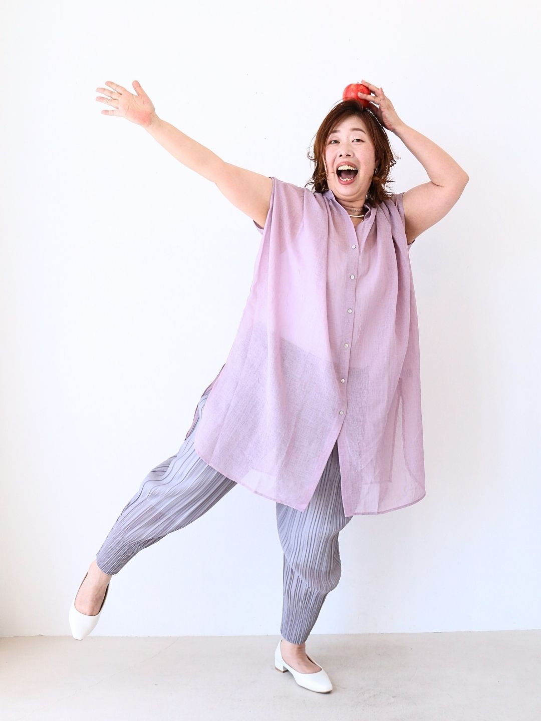 ラベンダー×グレーの軽やかリラックスコーデ