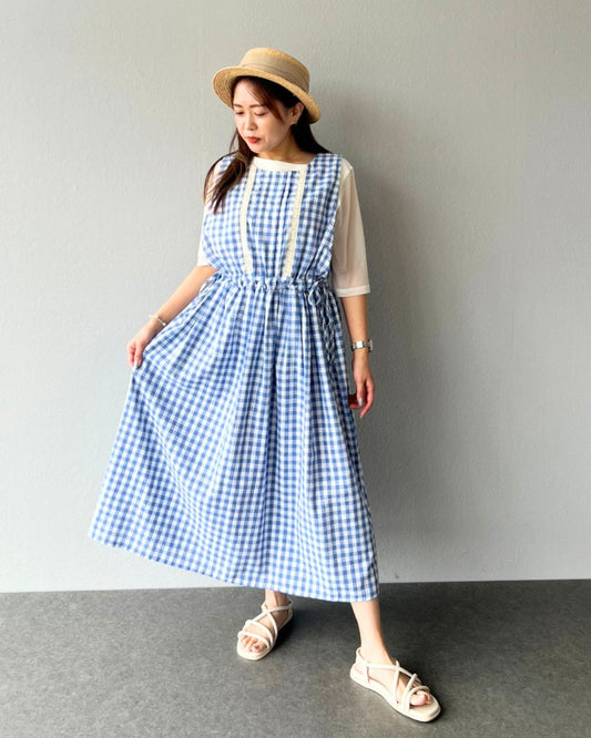 麦わら帽子と歩く、夏のワンピース日和