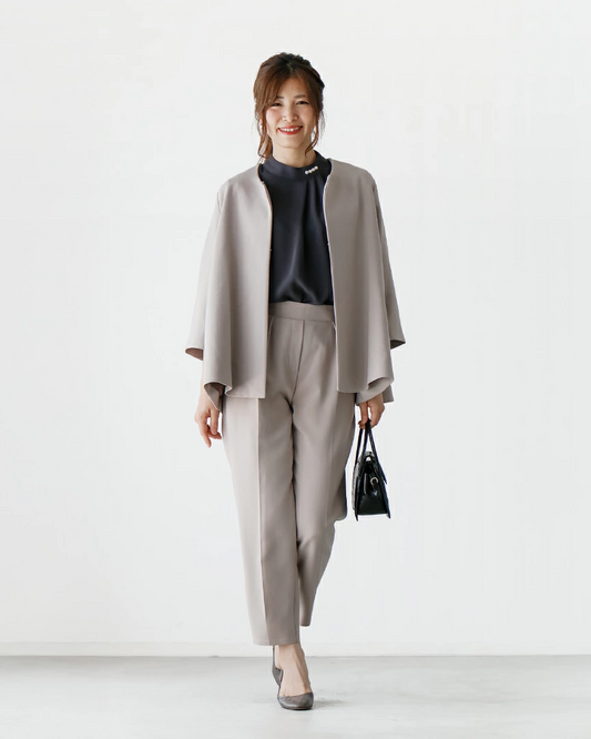 シックなインナー合わせで、きれいめに引き締めた大人スタイル