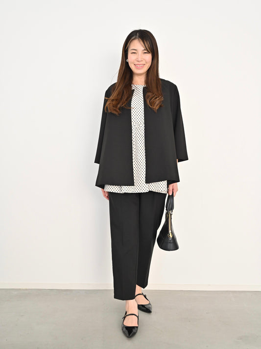 ブラックにドットを効かせた、今どきスーツの着こなし