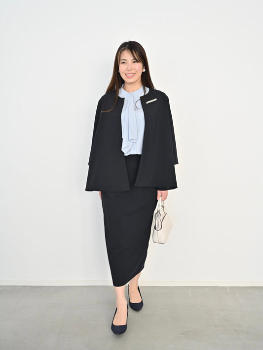凛としたブラックで、きちんと感を引き立てる装い