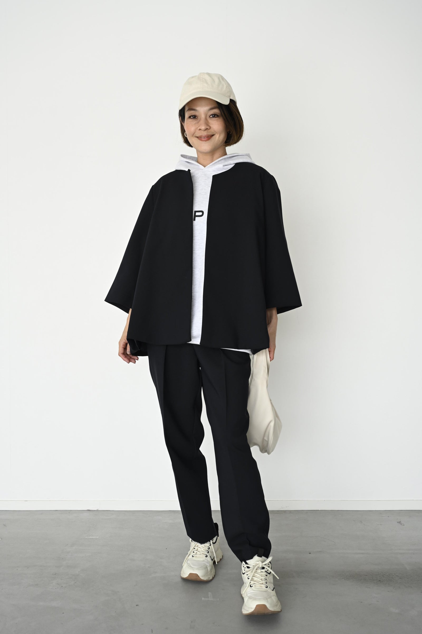 きれいめアイテムを、あえてカジュアルに合わせた大人のリラックスコーデ