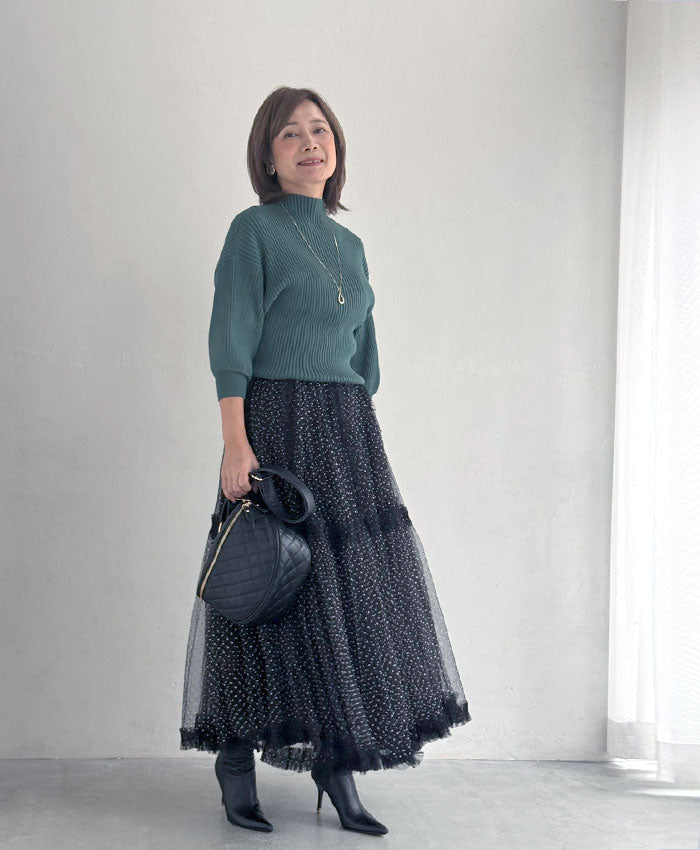 深みグリーン×ドットチュールでつくる、大人の余裕スタイル
