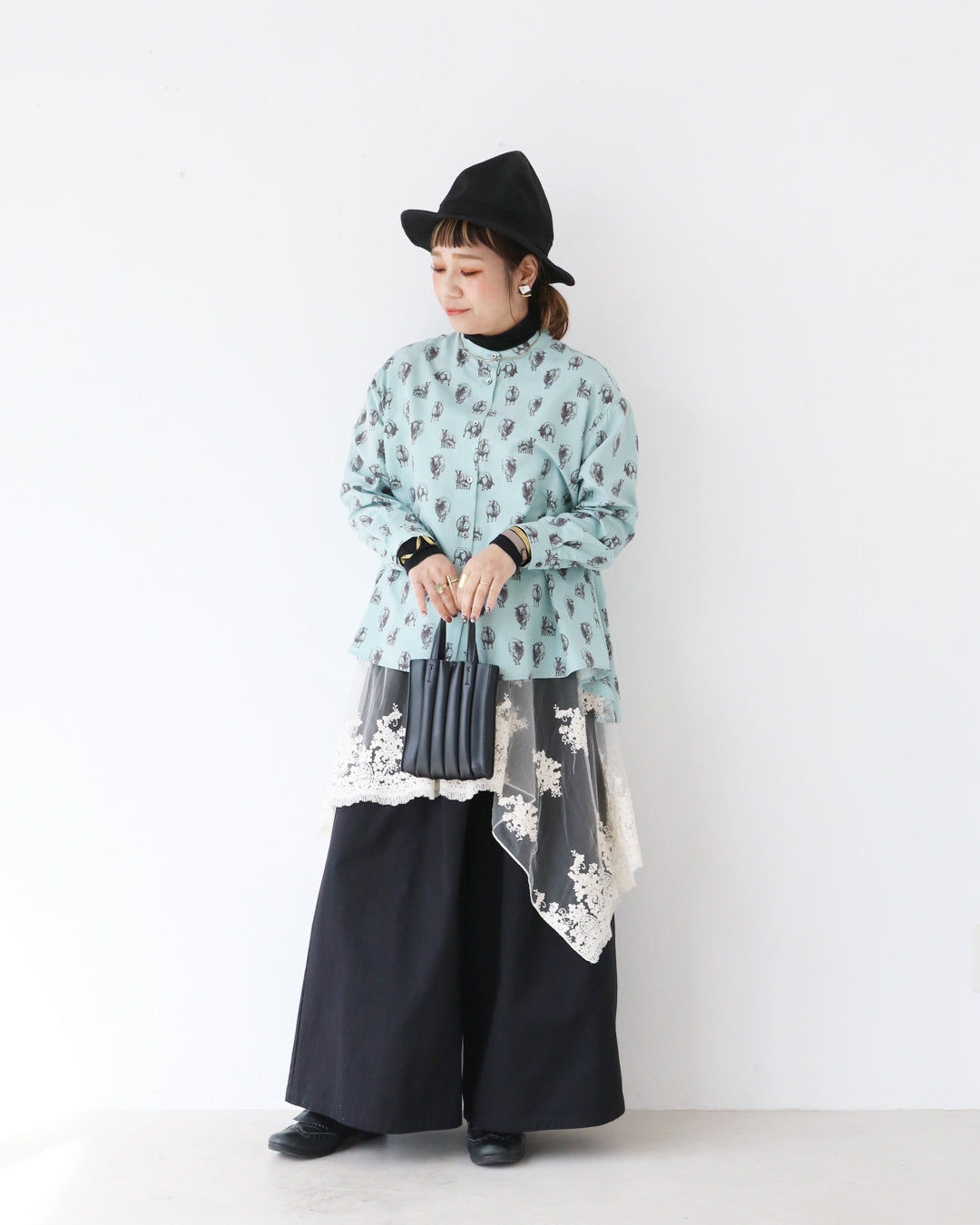 甘さとモード感のバランスを楽しめるコーデ