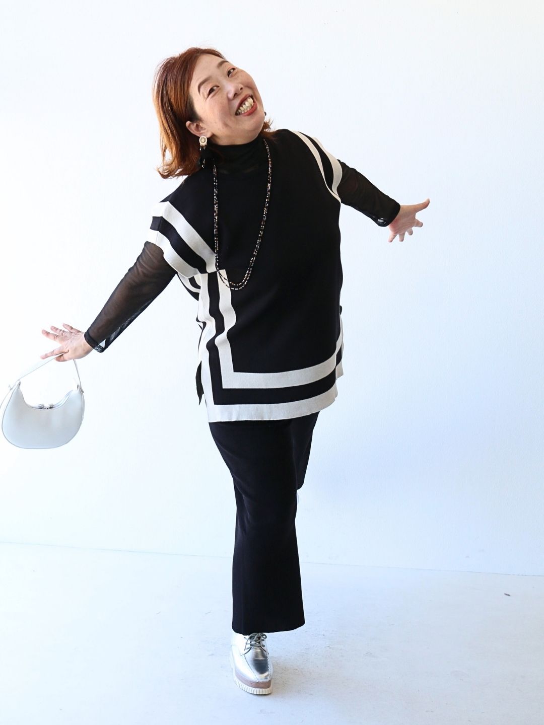 遊びゴコロをひとさじ。モノトーン×シルバーで軽快に