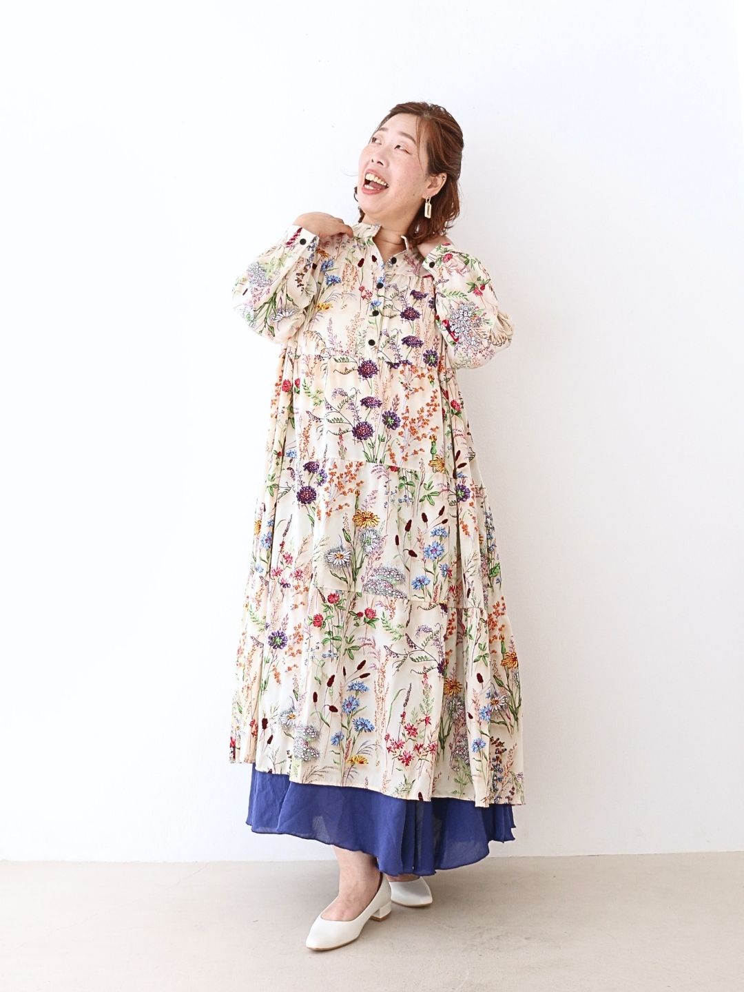 一歩差がつく、レイヤードで魅せる花柄ワンピ