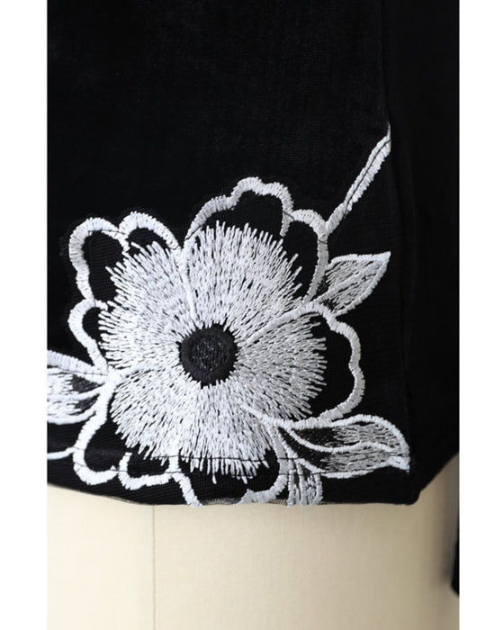 ビジューを纏う花刺繍のベロア調プルオーバートップス