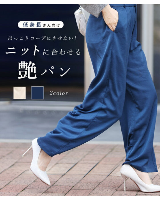 ほっこりコーデにさせないニットに合わせる艶パンツ
