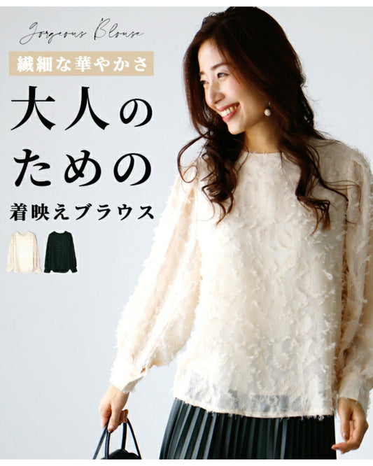 繊細な華やかさ大人のための着映えブラウス