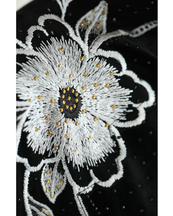 ビジューを纏う花刺繍のベロア調プルオーバートップス
