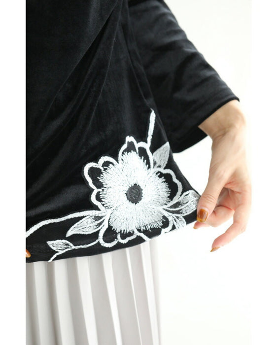 ビジューを纏う花刺繍のベロア調プルオーバートップス