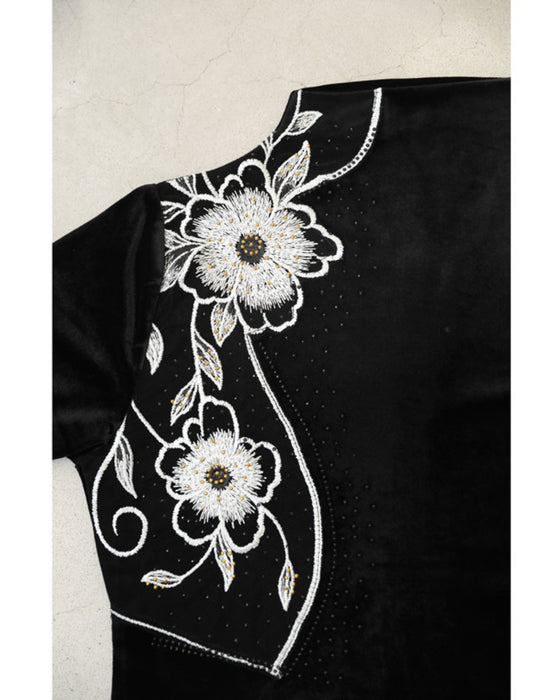 ビジューを纏う花刺繍のベロア調プルオーバートップス
