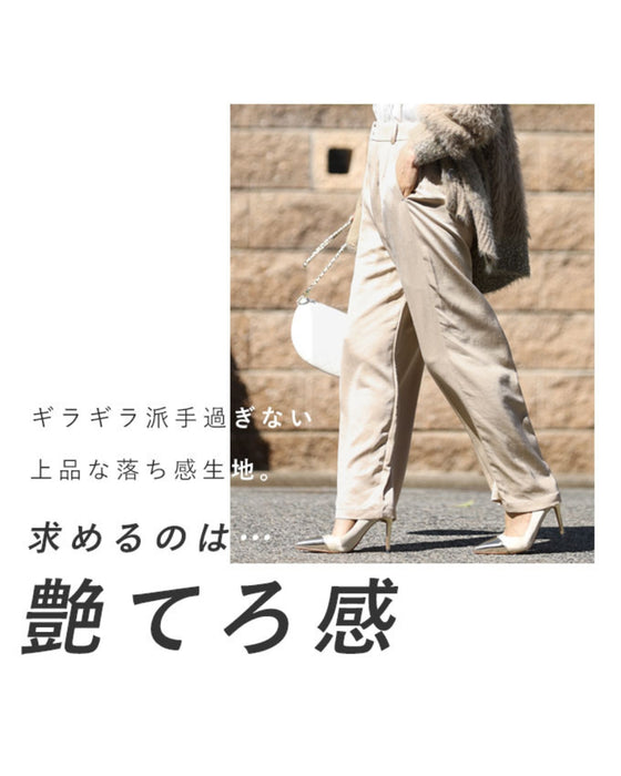 ほっこりコーデにさせないニットに合わせる艶パンツ