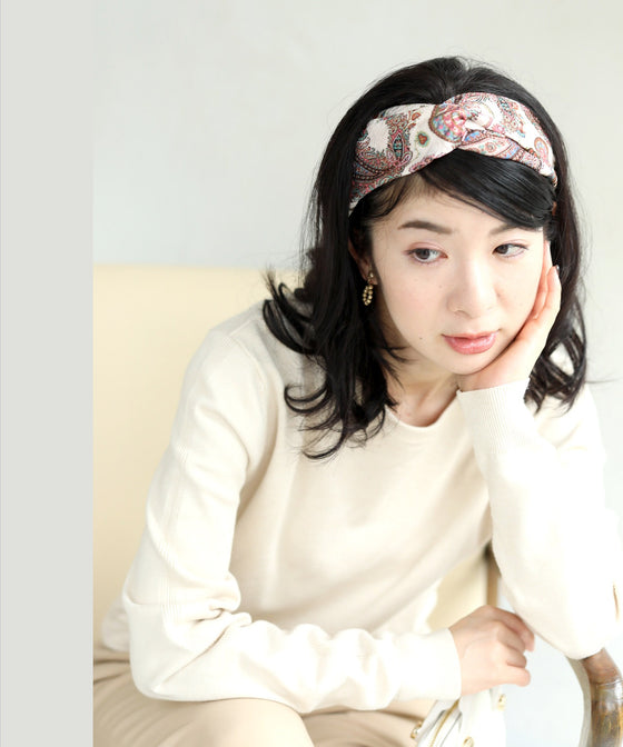 いつもの下ろし髪に。スカーフ柄ツイストヘアバンド
