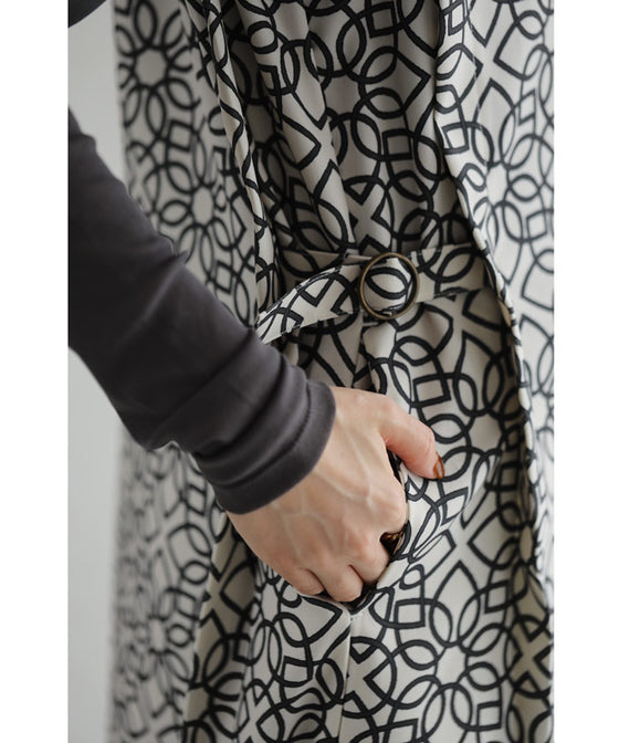 高身長さんにもオススメ。美しさ連なる華紋様のロングジレベスト