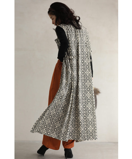 高身長さんにもオススメ。美しさ連なる華紋様のロングジレベスト