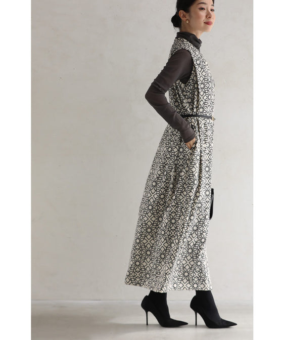 高身長さんにもオススメ。美しさ連なる華紋様のロングジレベスト