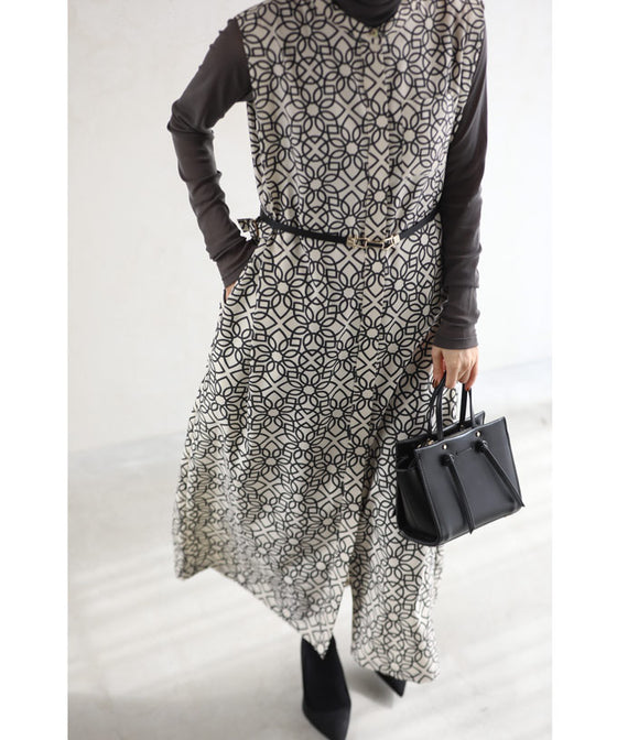 高身長さんにもオススメ。美しさ連なる華紋様のロングジレベスト