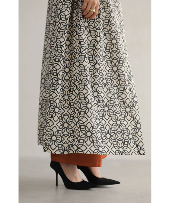 高身長さんにもオススメ。美しさ連なる華紋様のロングジレベスト