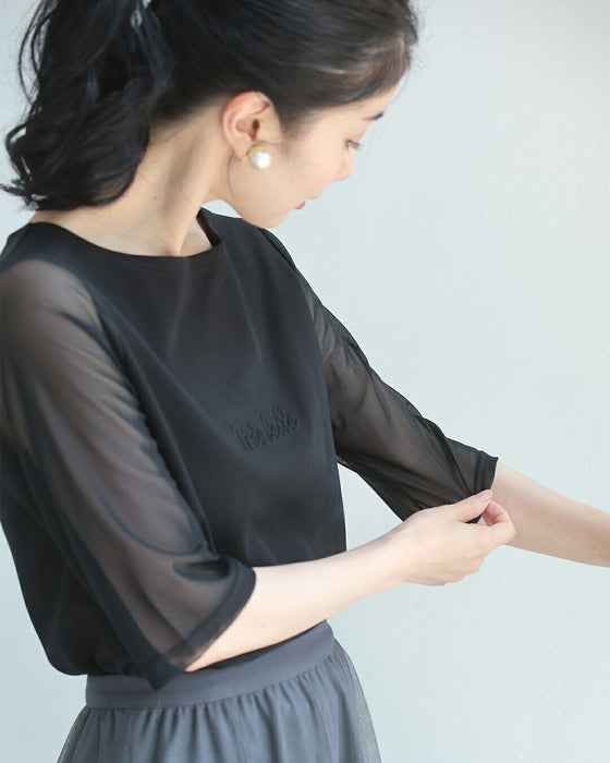 エレガントに決まる 大人のロゴTシャツ