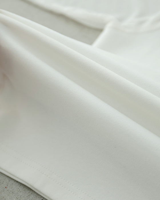 エレガントに決まる 大人のロゴTシャツ