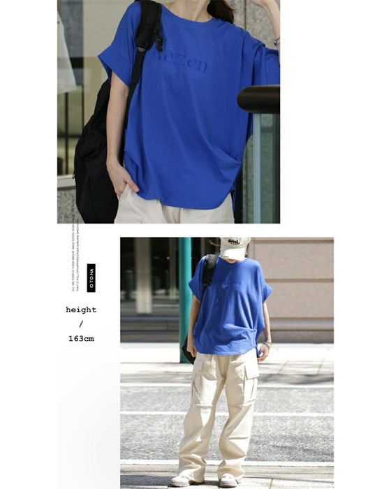 A logo T-shirt with sharp horn sleeves and tucked hem for a sophisticated look