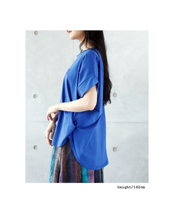A logo T-shirt with sharp horn sleeves and tucked hem for a sophisticated look
