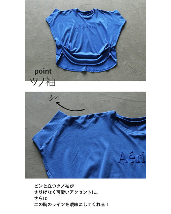 A logo T-shirt with sharp horn sleeves and tucked hem for a sophisticated look