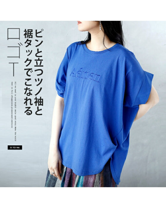 A logo T-shirt with sharp horn sleeves and tucked hem for a sophisticated look