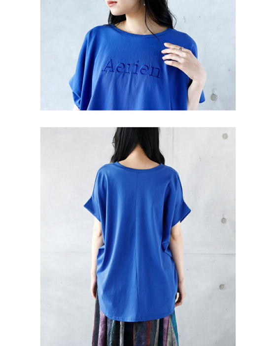 A logo T-shirt with sharp horn sleeves and tucked hem for a sophisticated look