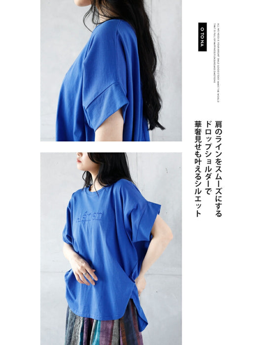 A logo T-shirt with sharp horn sleeves and tucked hem for a sophisticated look