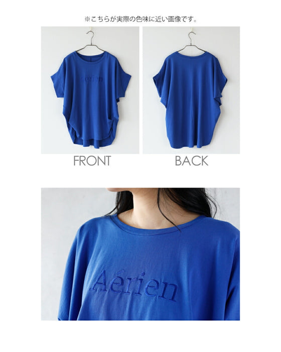 A logo T-shirt with sharp horn sleeves and tucked hem for a sophisticated look
