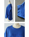 A logo T-shirt with sharp horn sleeves and tucked hem for a sophisticated look