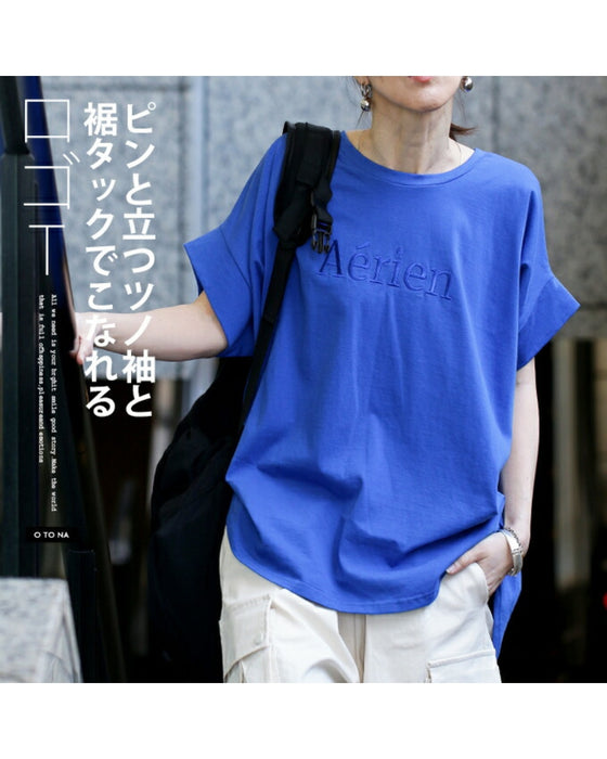 A logo T-shirt with sharp horn sleeves and tucked hem for a sophisticated look