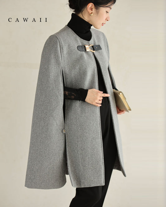 ゆったり身体を包み込むフロントベルトのポンチョコート