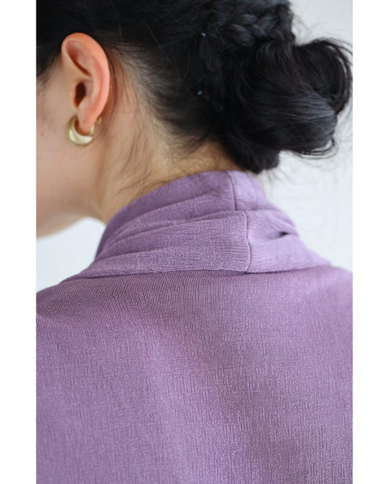 重なるドレープの肩パッド入りカットソートップス